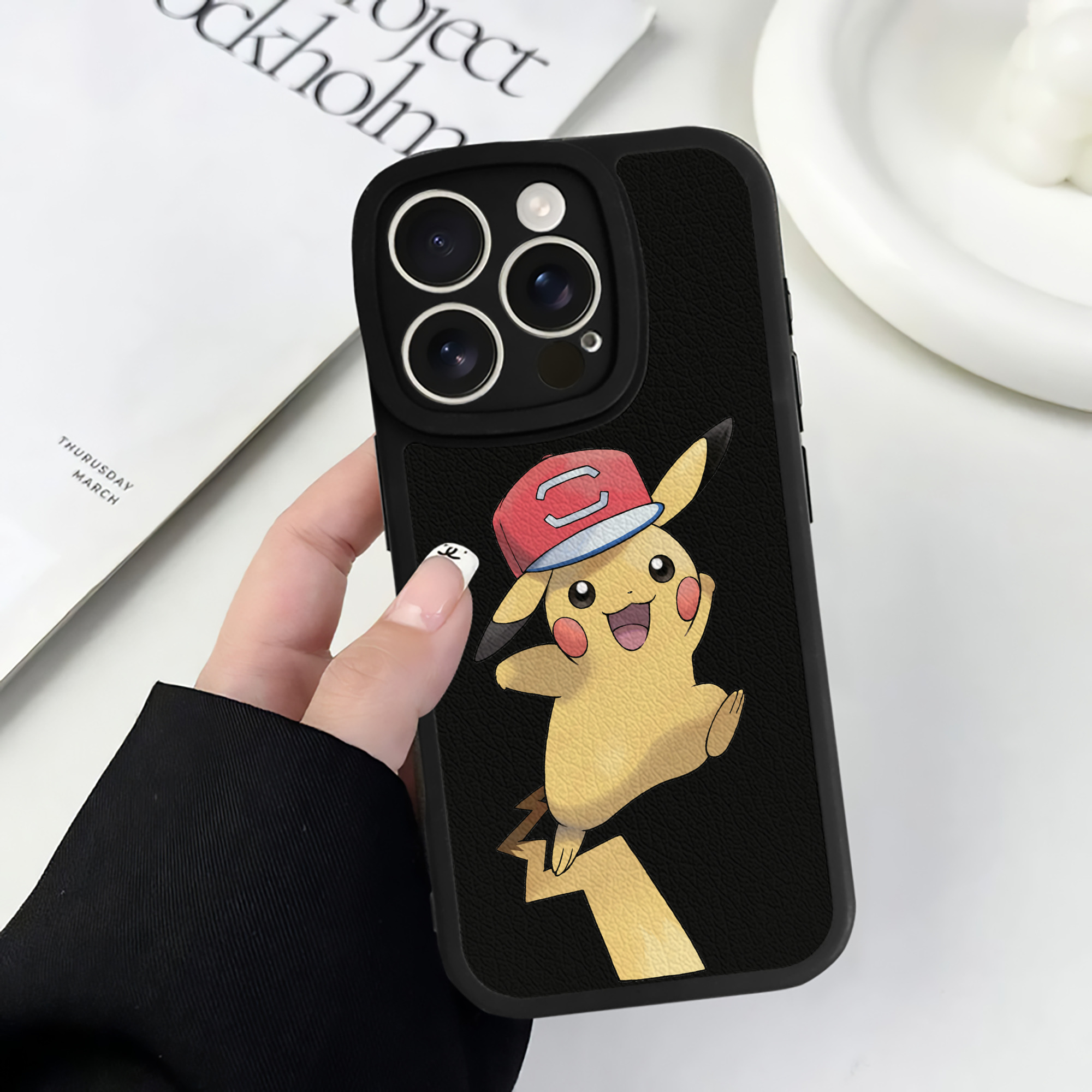 （画像用） ポケットモンスター Pokémon 【iPhone 16シリーズ対応】シリコンスマホケース（レザー調） 材質：シリコン